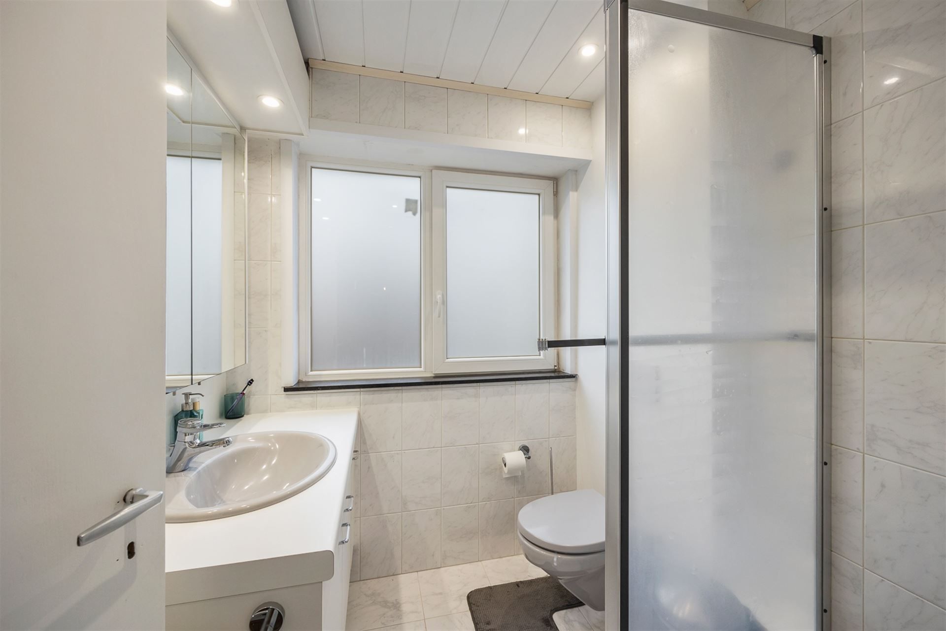 Instapklare en Ruime Gezinwoning met Tuin en Garage foto 13