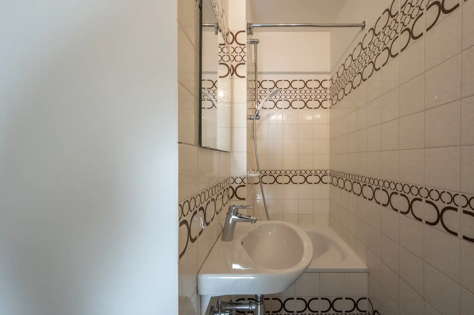 Ongemeubeld: ruim appartement in een zijstraat van de zeedijk! foto 8