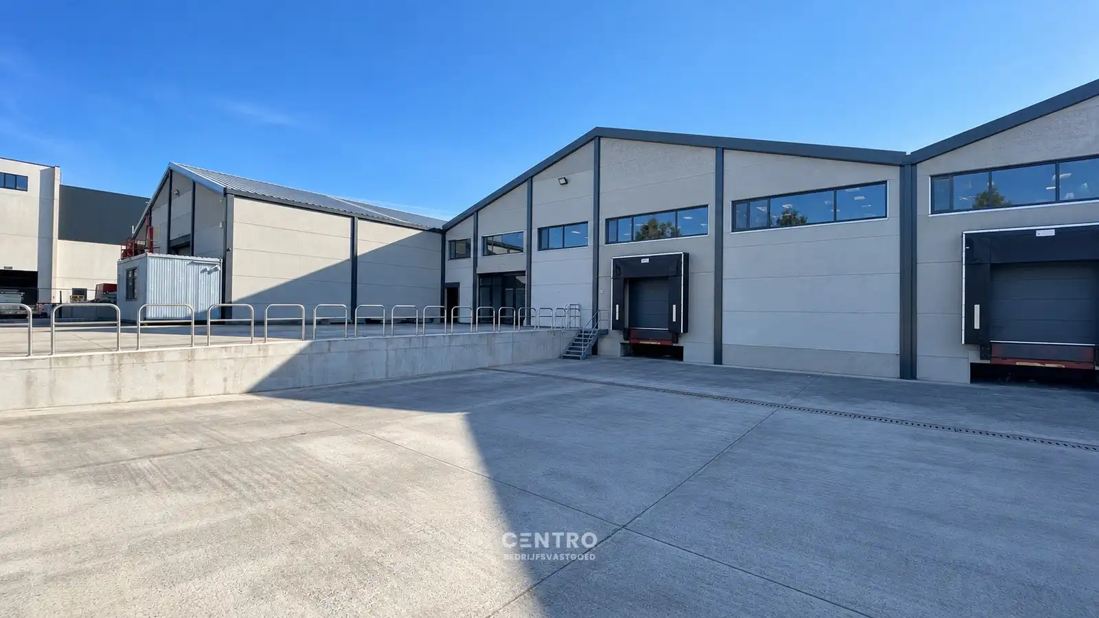 Instapklare MAGAZIJN (1.200m², voorzien van 1 LAADKADE (met levellers), elektrische sectionaalpoort en verhard terrein (voor- en achterkant) op industriezone te Gistel. foto {{pictureIndex}}