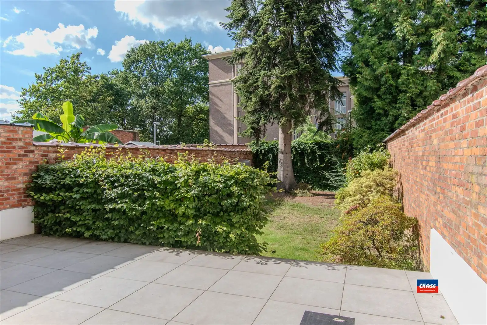 Sfeervol gerenoveerd gelijkvloers appartement met mooie tuin foto 10