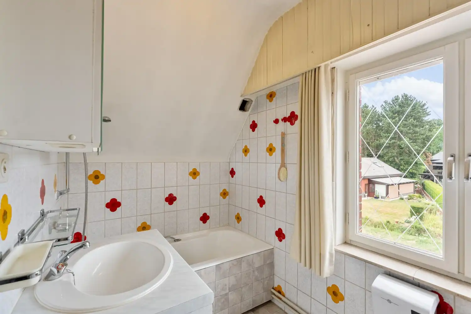 Te renoveren woning met 3 slaapkamers (en afgewerkte zolderkamer) op een perceel van 7 are 5 centiare te Gelrode. foto 16