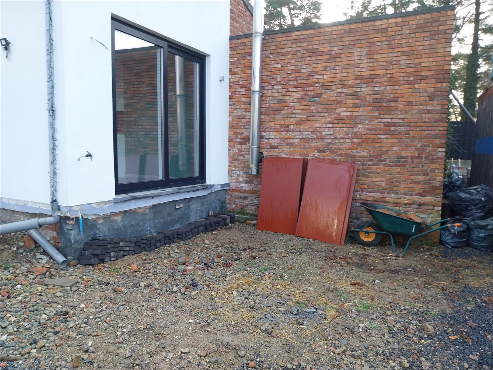 TE HUUR: Gerenoveerde halfopen bebouwing met 3 slaapkamers en ruime tuin! foto 28