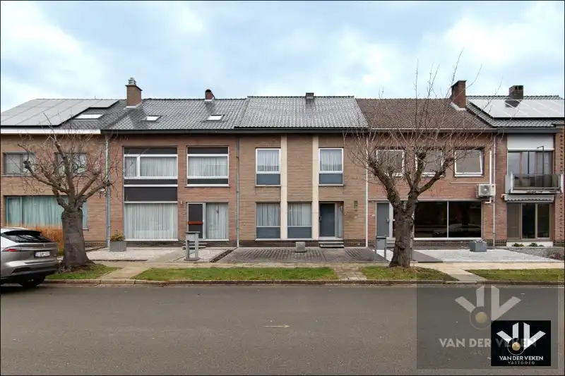 Hoofdfoto van de publicatie: DEGELIJKE GEZINSWONING  MET GARAGE  IN DE SINT-CATHARINAWIJK