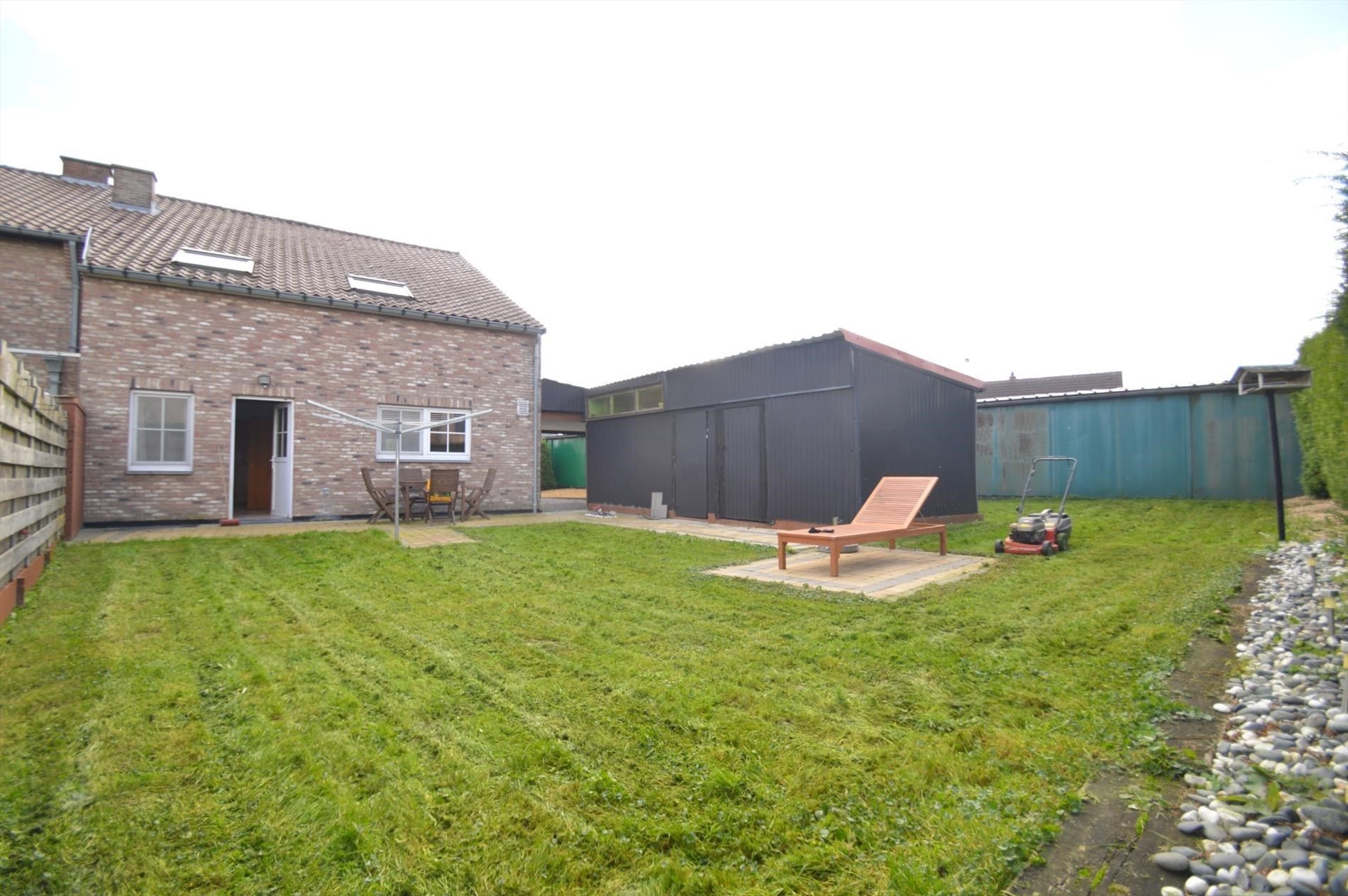 Woning in halfopen bebouwing met 3 slaapkamers, carport en tuin te Hoeselt foto 2