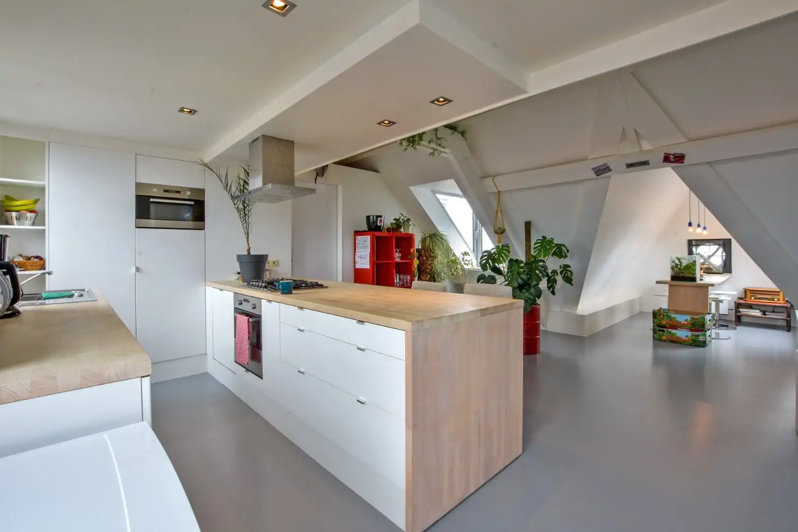 Prachtig dakappartement (loft-stijl) 68 m², gelegen op het Marktplein.  foto 3