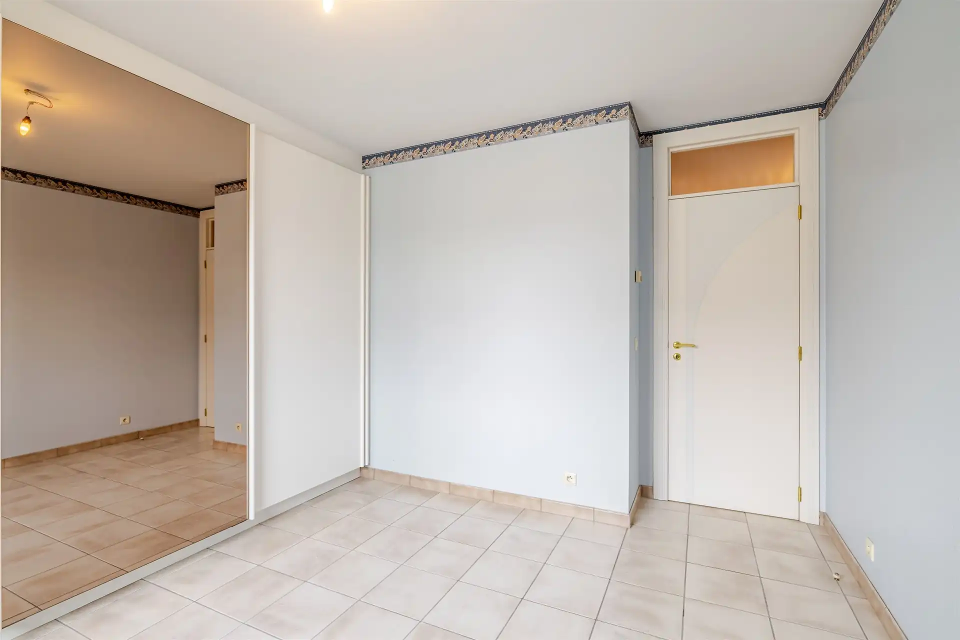 Ruim app met 2 slks, dubbel terras en garage foto 10