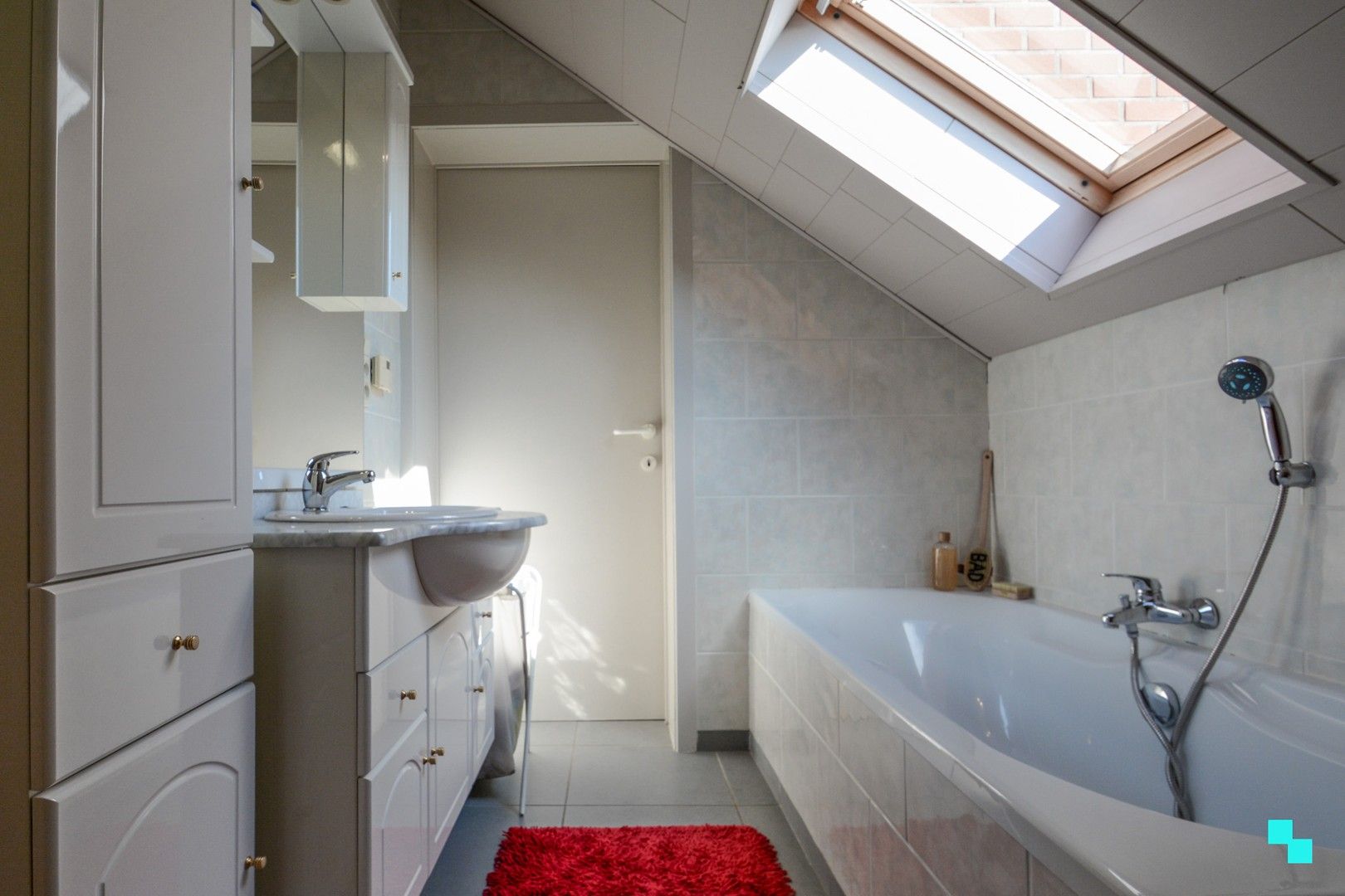 Instapklare woning met magazijn te Emelgem foto 25