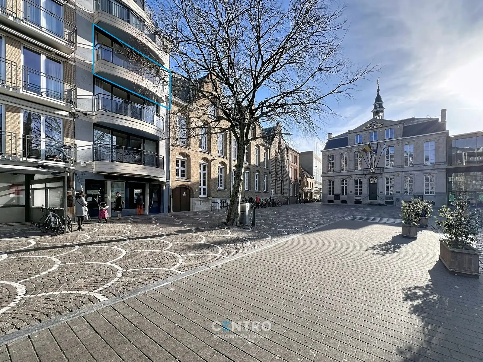 Appartement op AAA-locatie: ruim (127m²), ZONNIG doorloopappartement op de Grote markt (o.a. 2 slpk, dressing, 2 badk, 2 terrassen). foto 2