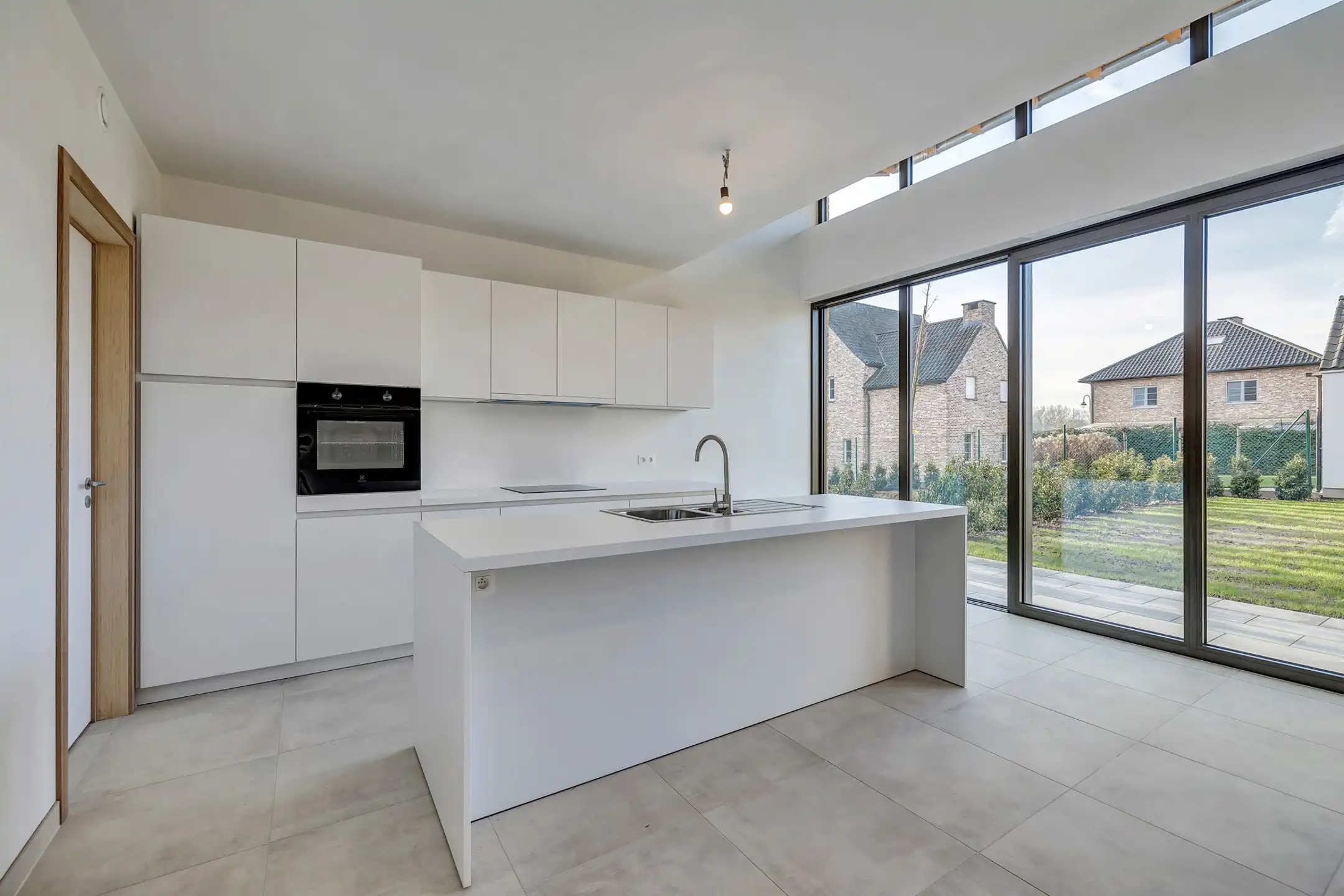 Prachtige nieuwbouwwoning in uniek woonerf foto 6