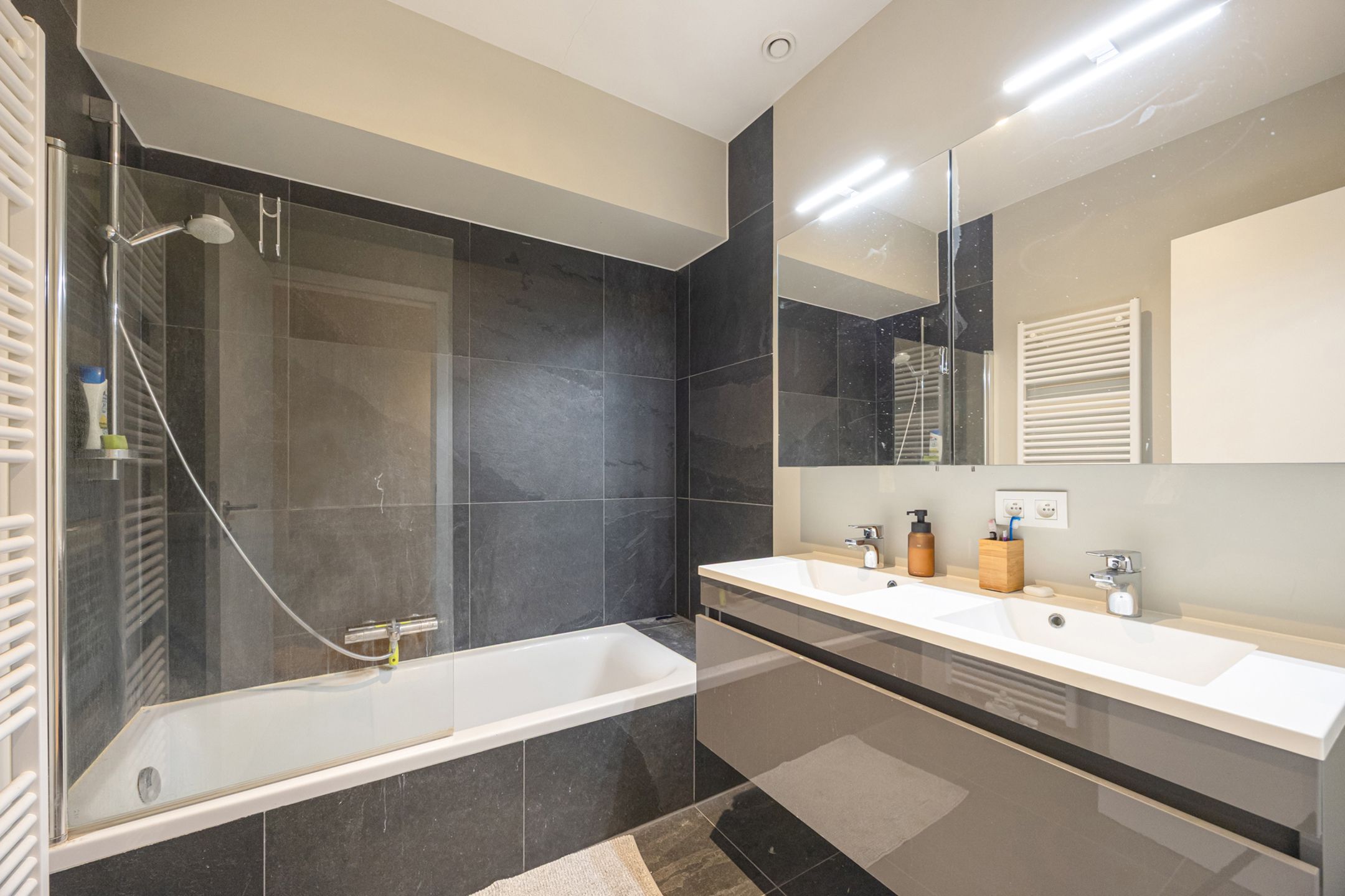 Recent appartement met 2 slaapkamers en terras foto 9