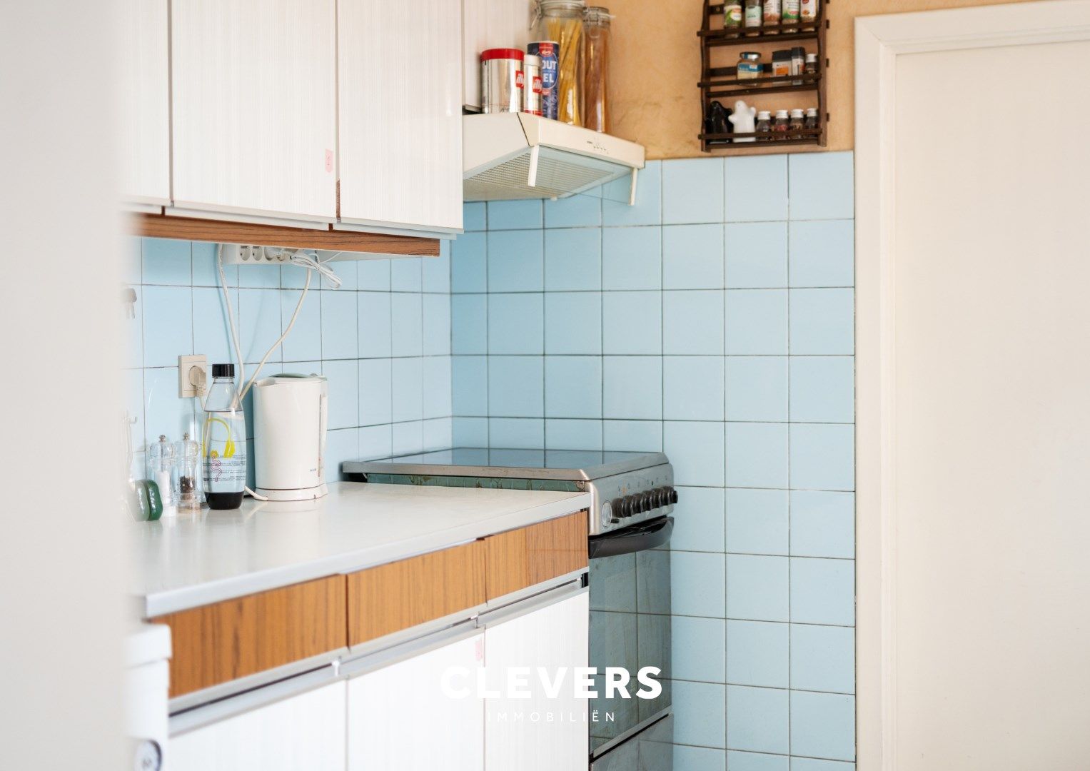 Op te frissen gezinswoning met 4 slaapkamers en zij-ingang foto 7