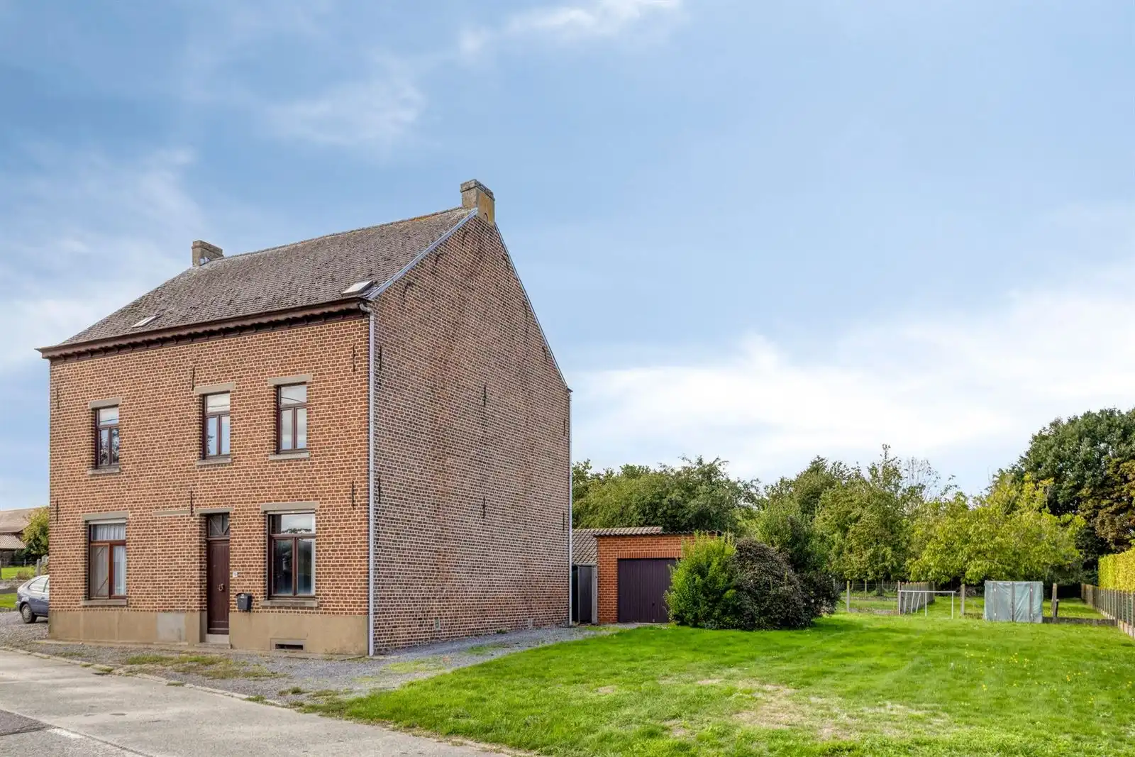 Hoofdfoto van de publicatie: Openbebouwing met 5 slaapkamers garage en ruime tuin