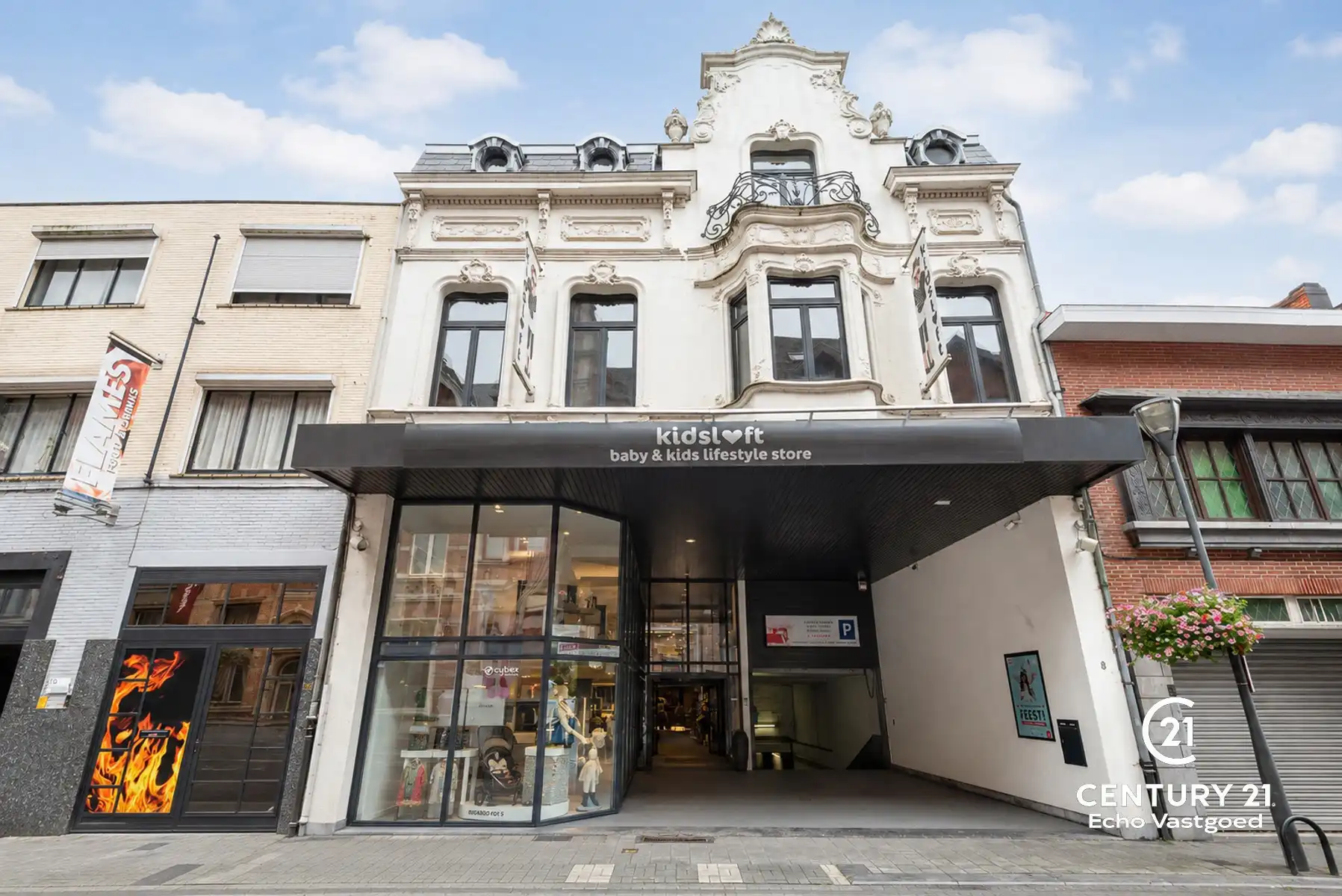 Groot handelspand met luxe duplexappartement en grote garage foto {{pictureIndex}}