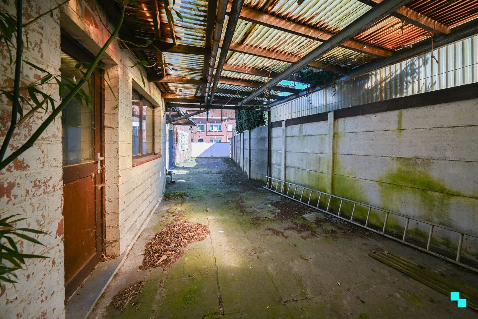 Ruime, te renoveren ééngezinswoning met achteruitweg te Emelgem foto 27