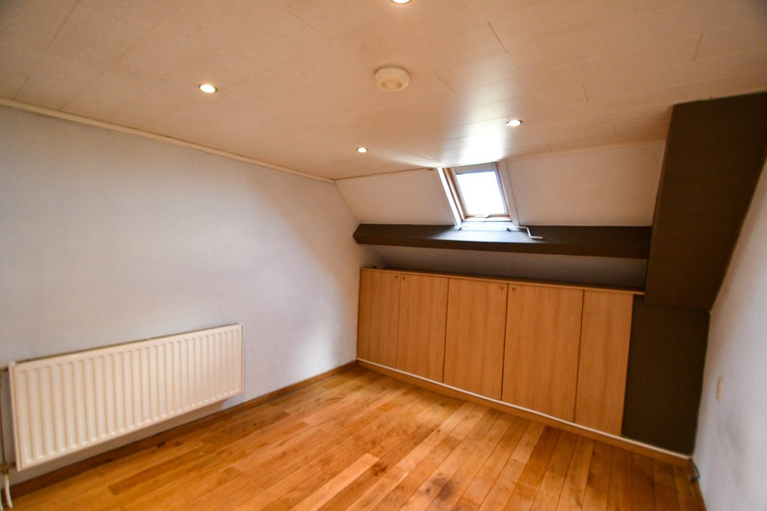 Ruime woning met 4 slaapkamers en grote tuin foto 9