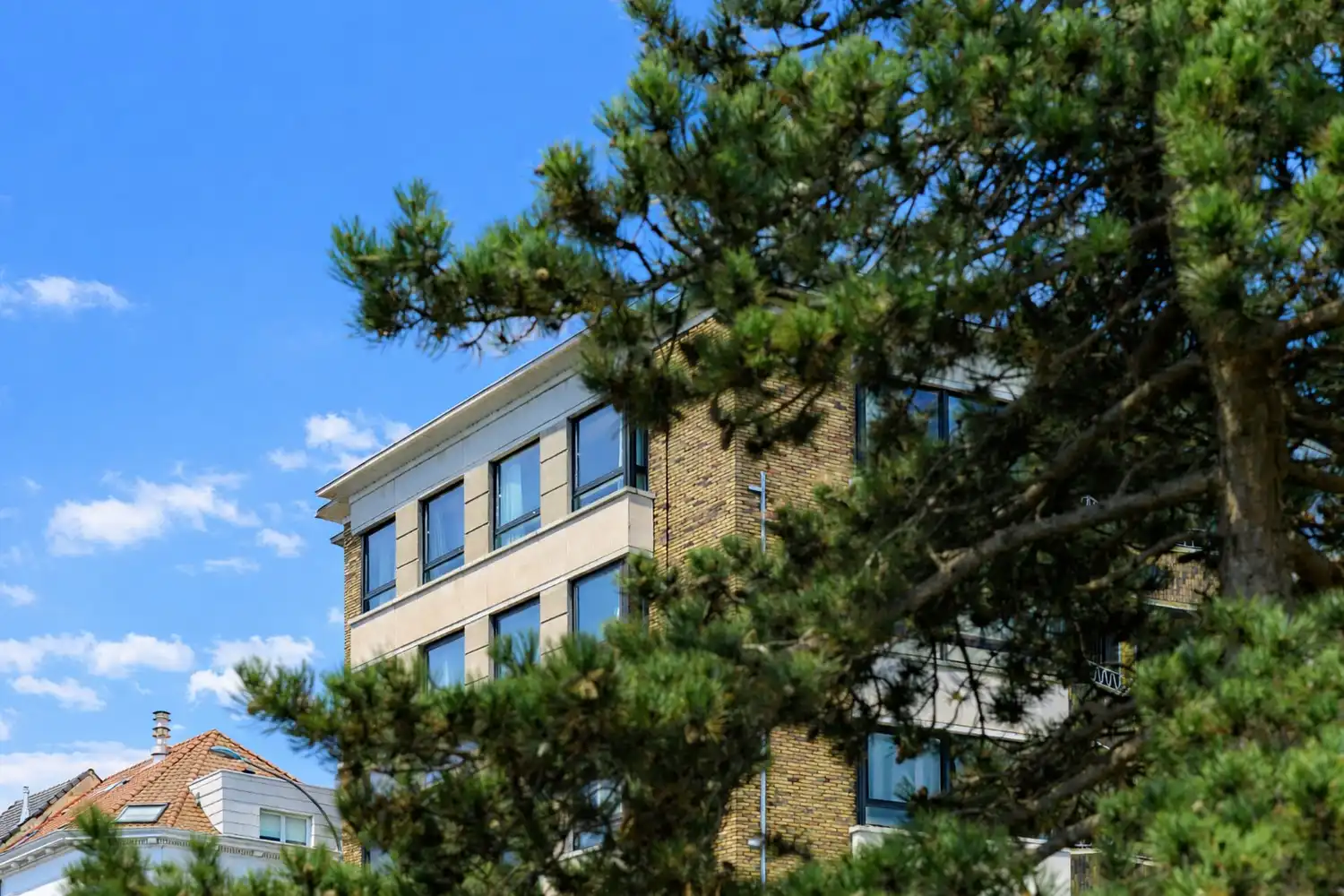Hoogwaardig gerenoveerd en bijzonder elegant appartement met terras langs de Leie en panoramisch zicht over de stad Gent foto 25