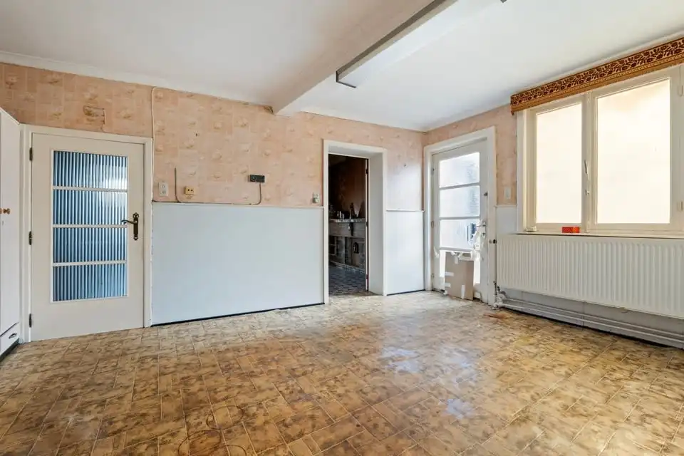 Ruime renovatiewoning met veel potentieel foto 9