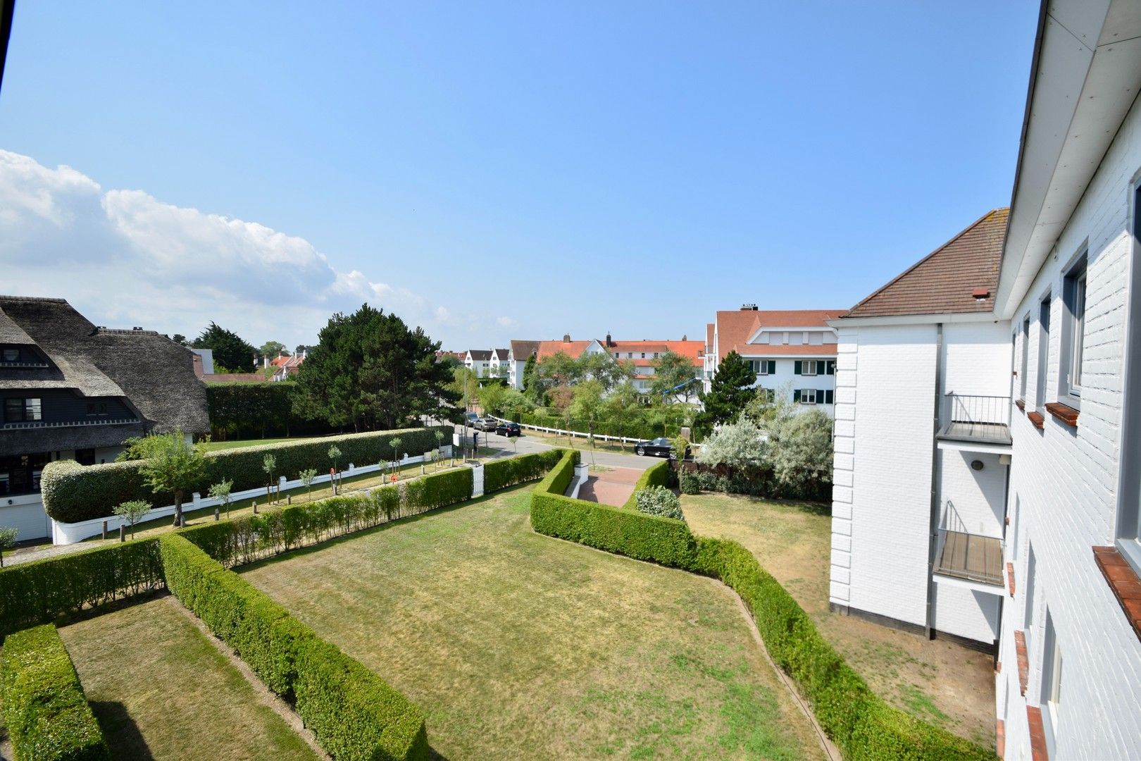 Volledig gerenoveerd hoekappartement in een standingvolle villaresidentie gelegen in het Zoute. foto 27