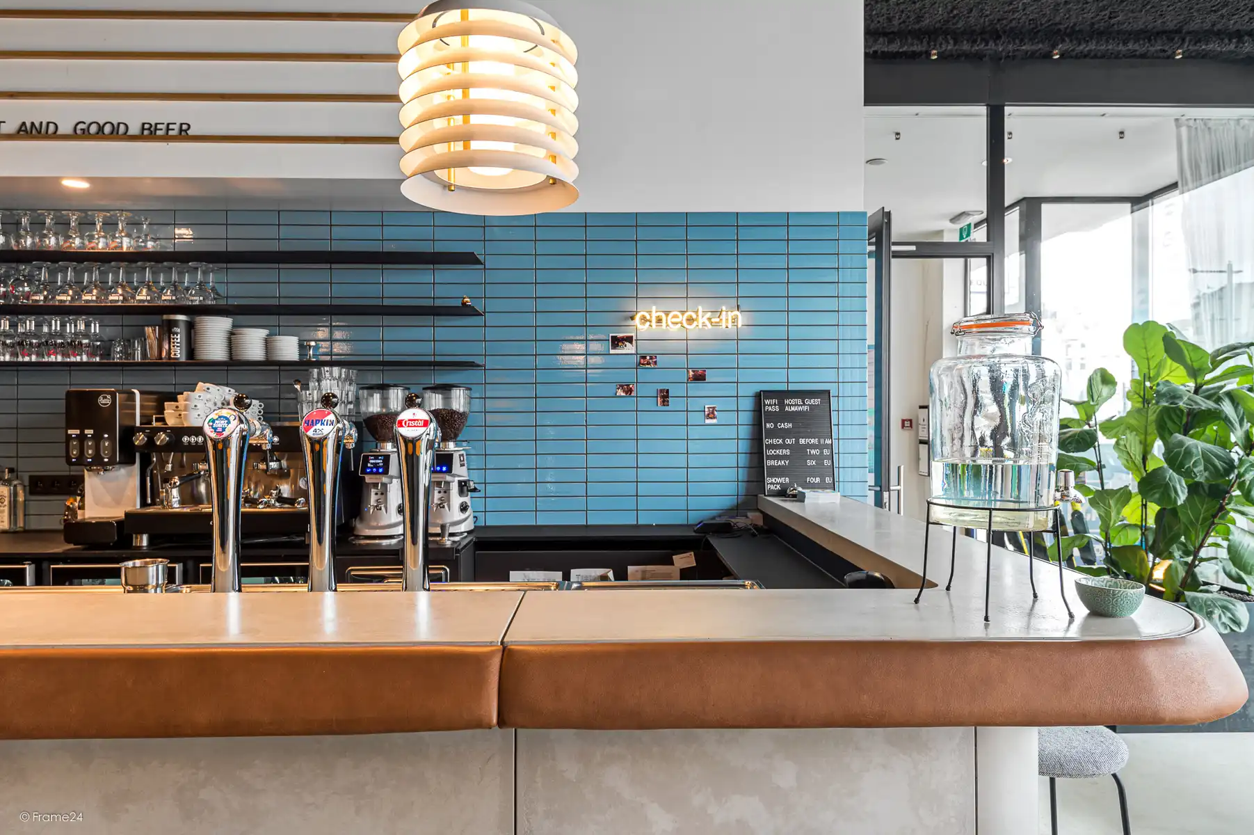 Modern studentenkot vlakbij Park Spoor Noord foto {{pictureIndex}}