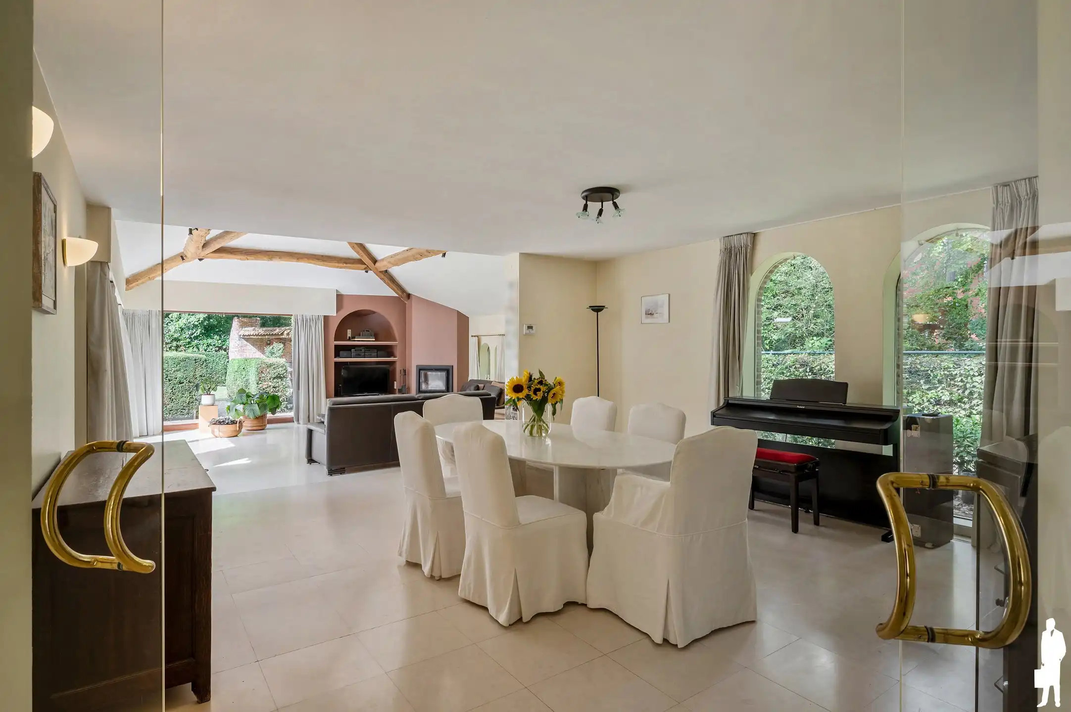 Karaktervolle gelijkvloerse villa op ca. 2.000 m² in zeer rustige, gegeerde en autoluwe wijk Dennendael en dichtbij het natuurgebied foto 7
