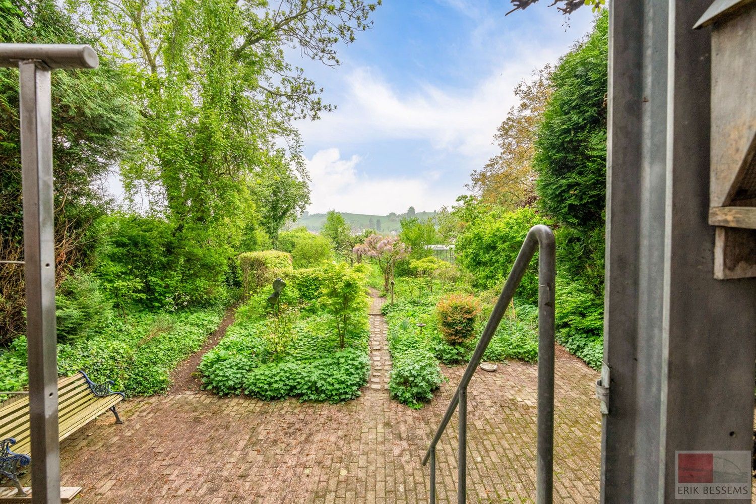 Karaktervolle woning uit 1980 bevindt zich op een perceel van maar liefst 1.399 m² en biedt een bewoonbare oppervlakte van 278 m² foto 28