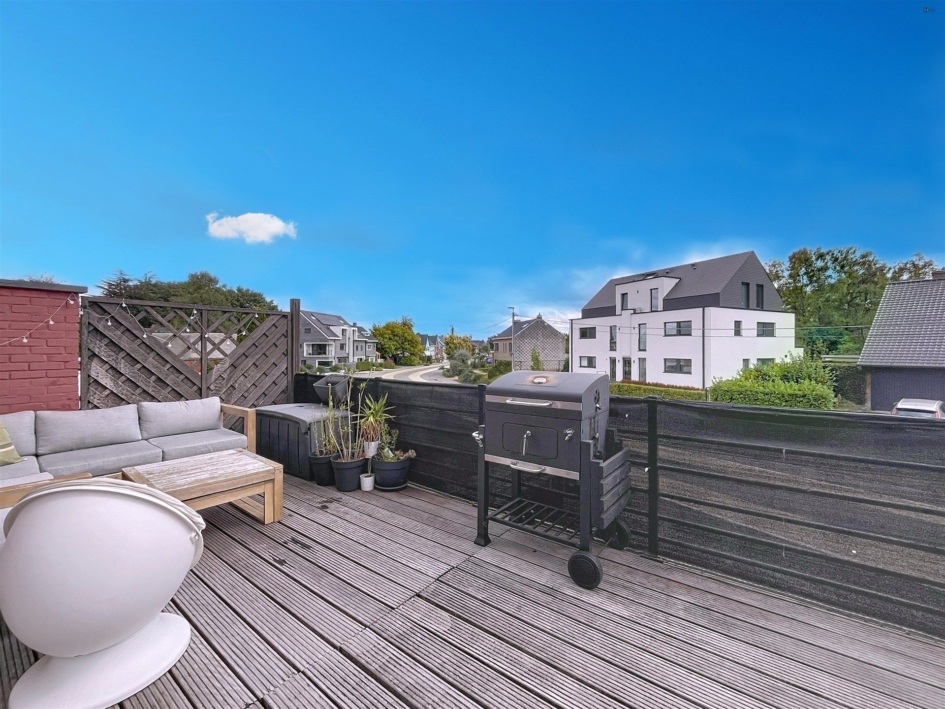 Prachtige instapklare woning met 3 slaapkamers en 3 garages. foto 2