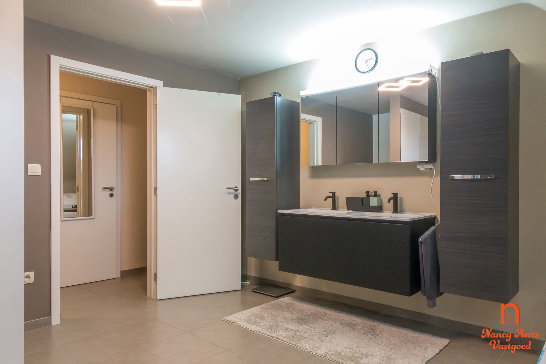 Lichtrijk duplexappartement met ruim terras en eigen ingang foto 15