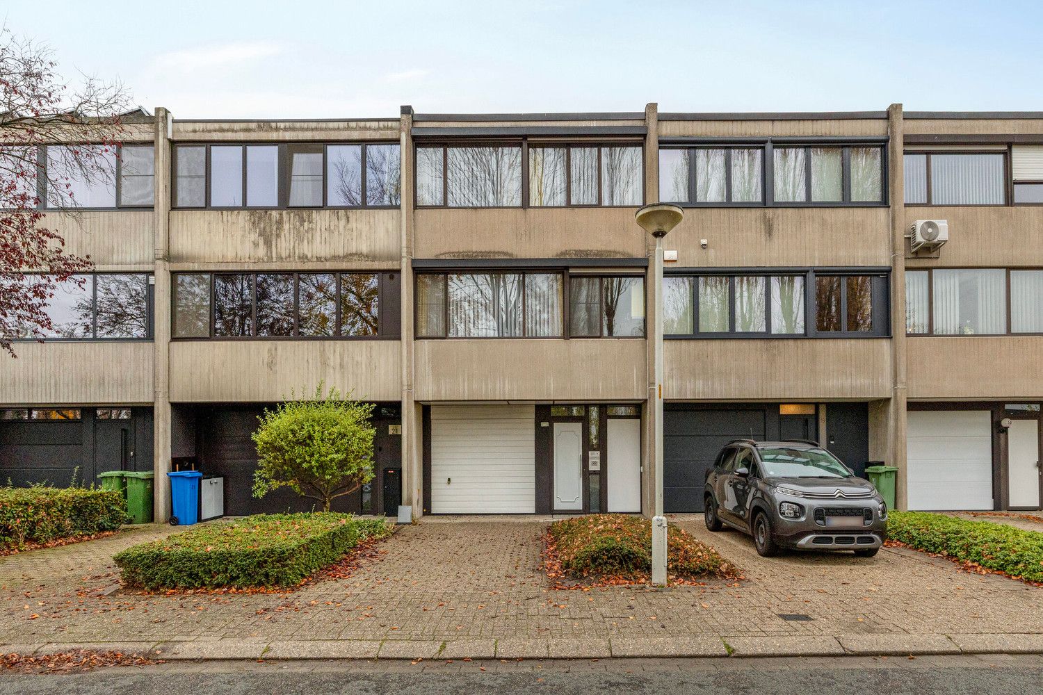 In de wijk 'Langbaanvelden' ligt deze te renoveren bel-étagewoning met 3 tot 4 slks, garage en tuin! foto {{pictureIndex}}