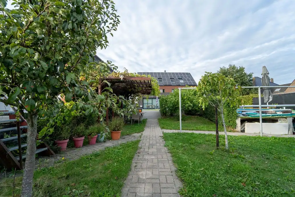 RUIM HANDELSHUIS MET WOONST TE SPALBEEK (HASSELT) foto 35