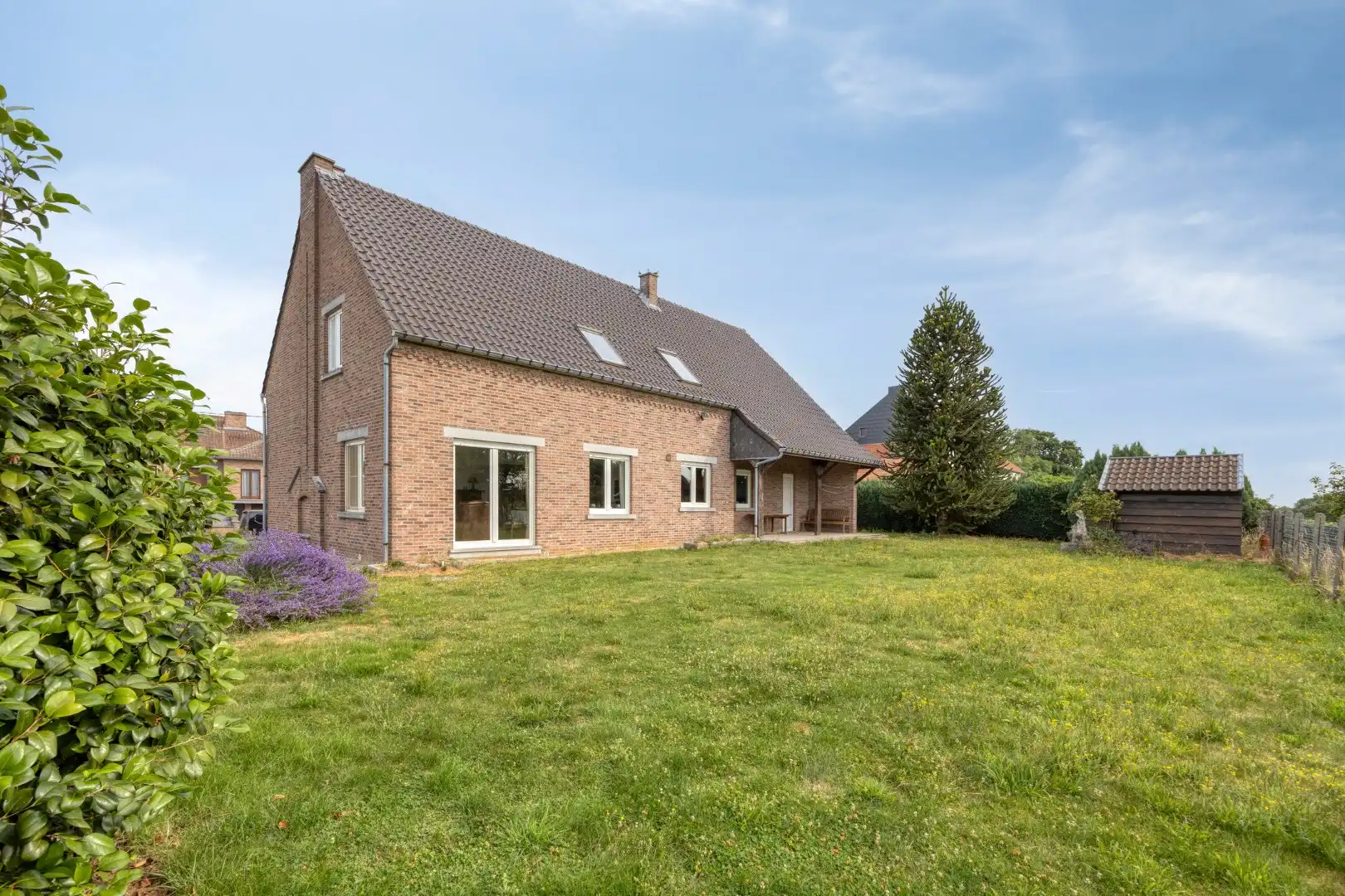 Ruime landelijke woning met tuin en weide op mooi perceel van 21a22ca foto 2
