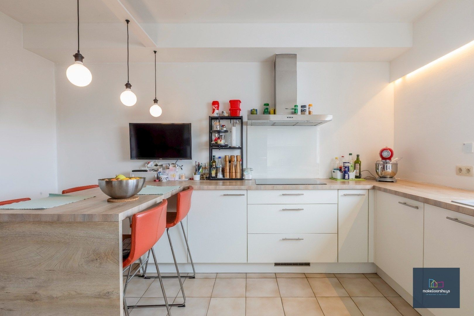 Heel ruime Instapklare woning in rij  met zonneterras en 2 staanplaatsen foto 11