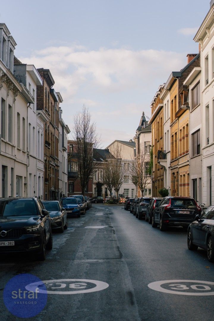Modern appartement met open leefruimte en gezellige stadstuin in Berchem foto 19