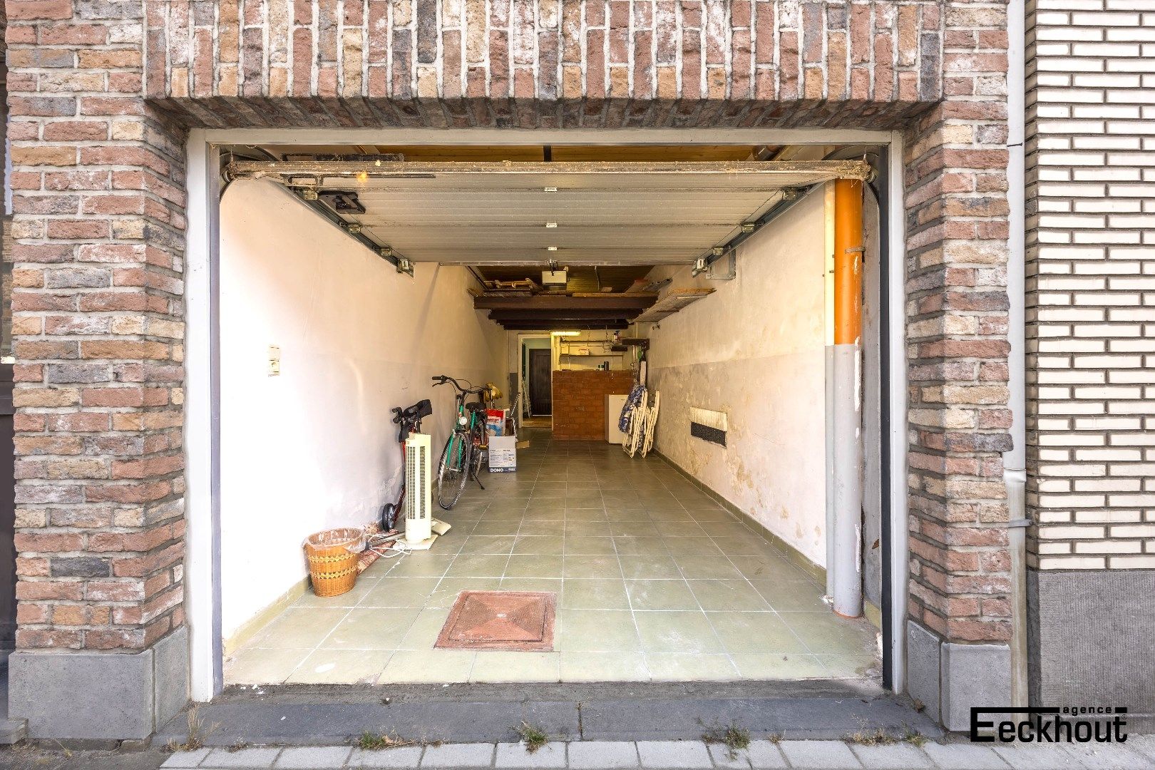 Rijwoning met garagebox en zonnige tuin op gunstige ligging te Oudenburg! foto 15