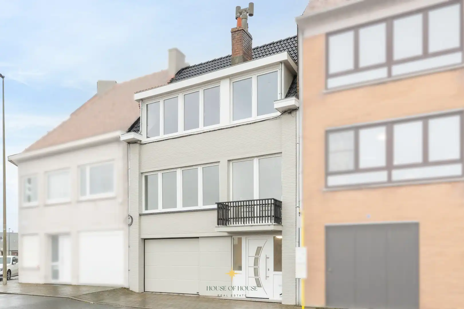 Gerenoveerde bel-étage met 3 slaapkamers en ruime garage foto {{pictureIndex}}