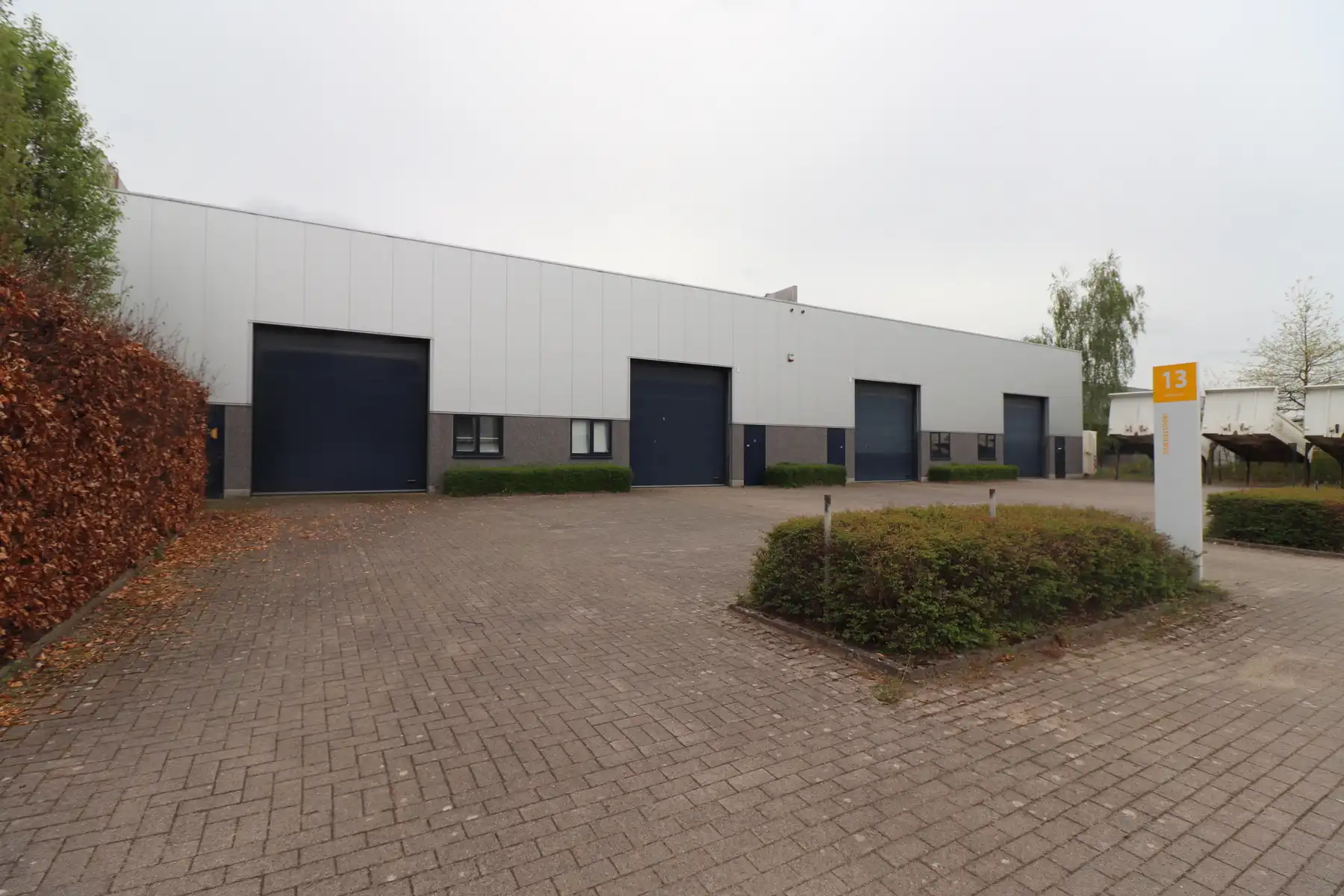 KMO-UNIT VAN 500M² MET BIJHORENDE KANTOREN. INDUSTRIEZONE MERKSPLAS foto {{pictureIndex}}