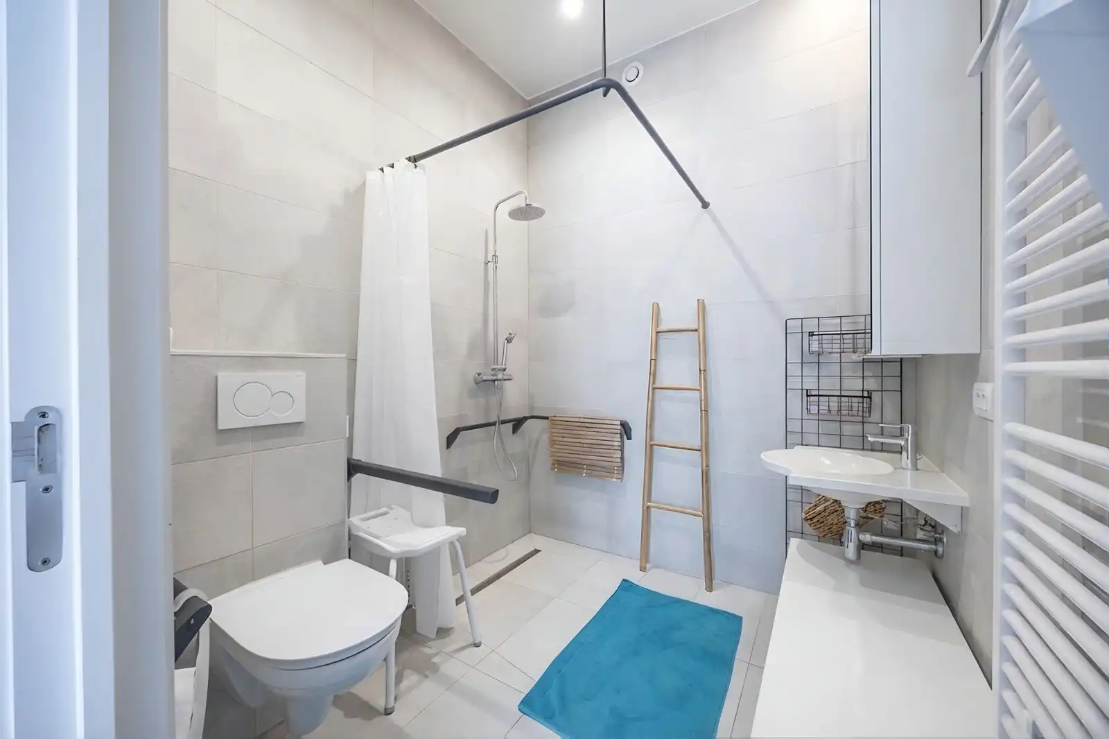 Instapklare serviceflat met 1 slaapkamer en terras op het gelijkvloers van een recente residentie in centrum Oostende. foto 5