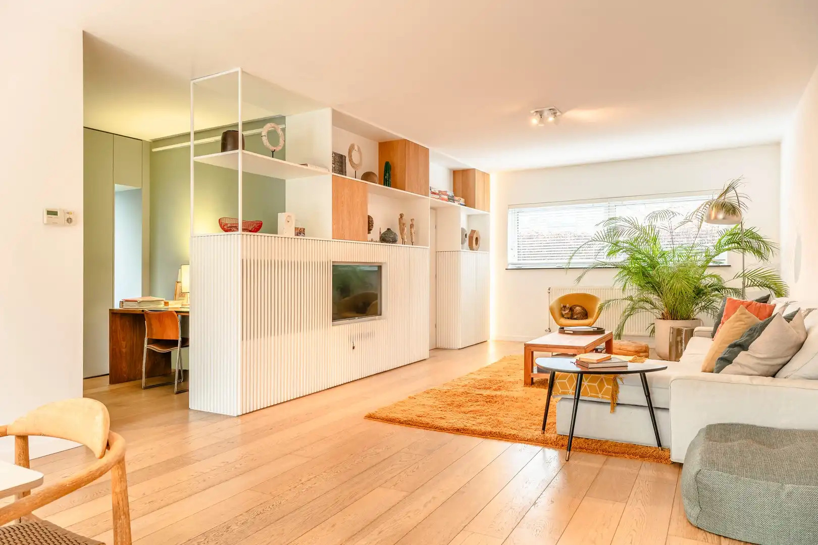 Een instapklare, ruime gezinswoning met top ligging te Zwijndrecht! foto {{pictureIndex}}