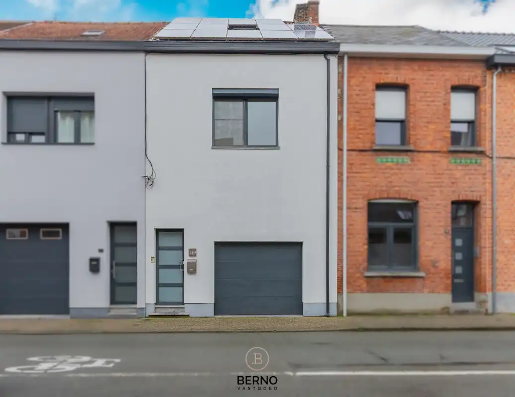 Gerenoveerde woning met garage op toplocatie foto {{pictureIndex}}