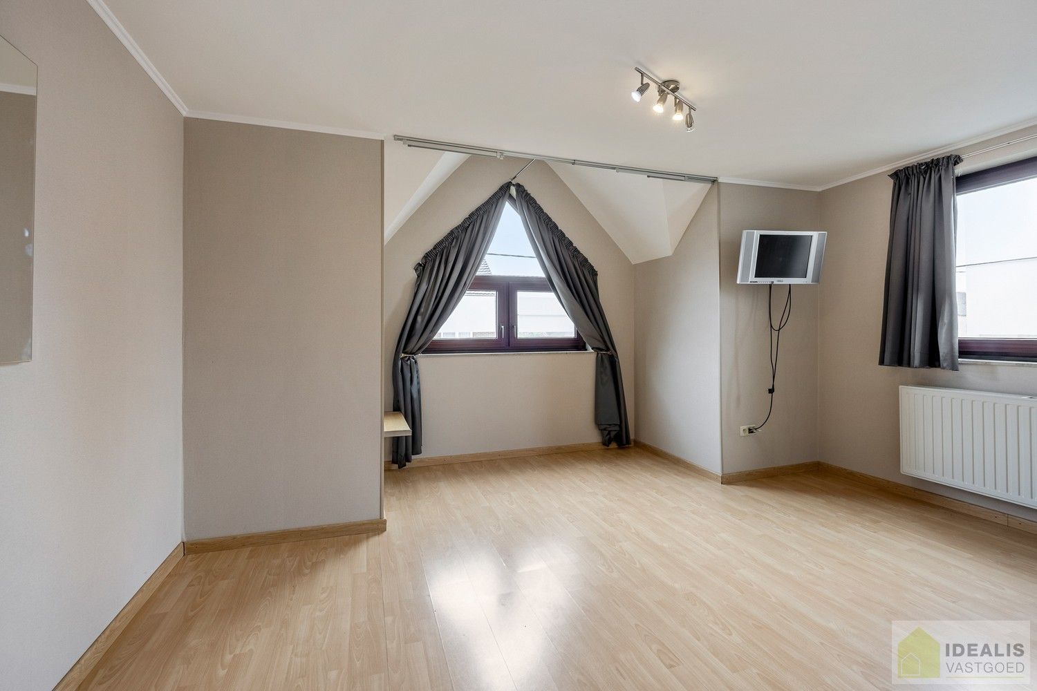 RUIME EN PERFECT ONDERHOUDEN WONING MET 4 SLAAPKAMERS OP KNAP PERCEEL VAN MAAR LIEFST 14A61CA foto 24