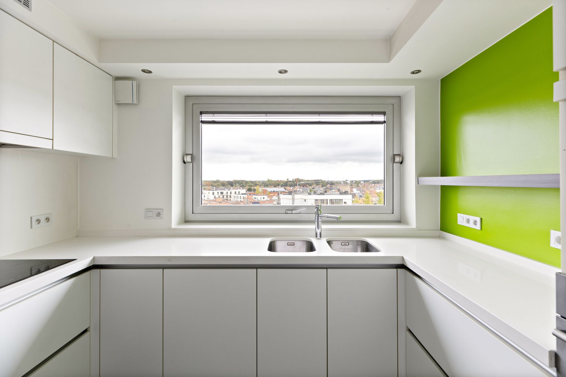 Ruim 2 slpk. zicht-appartement met garagebox foto 6