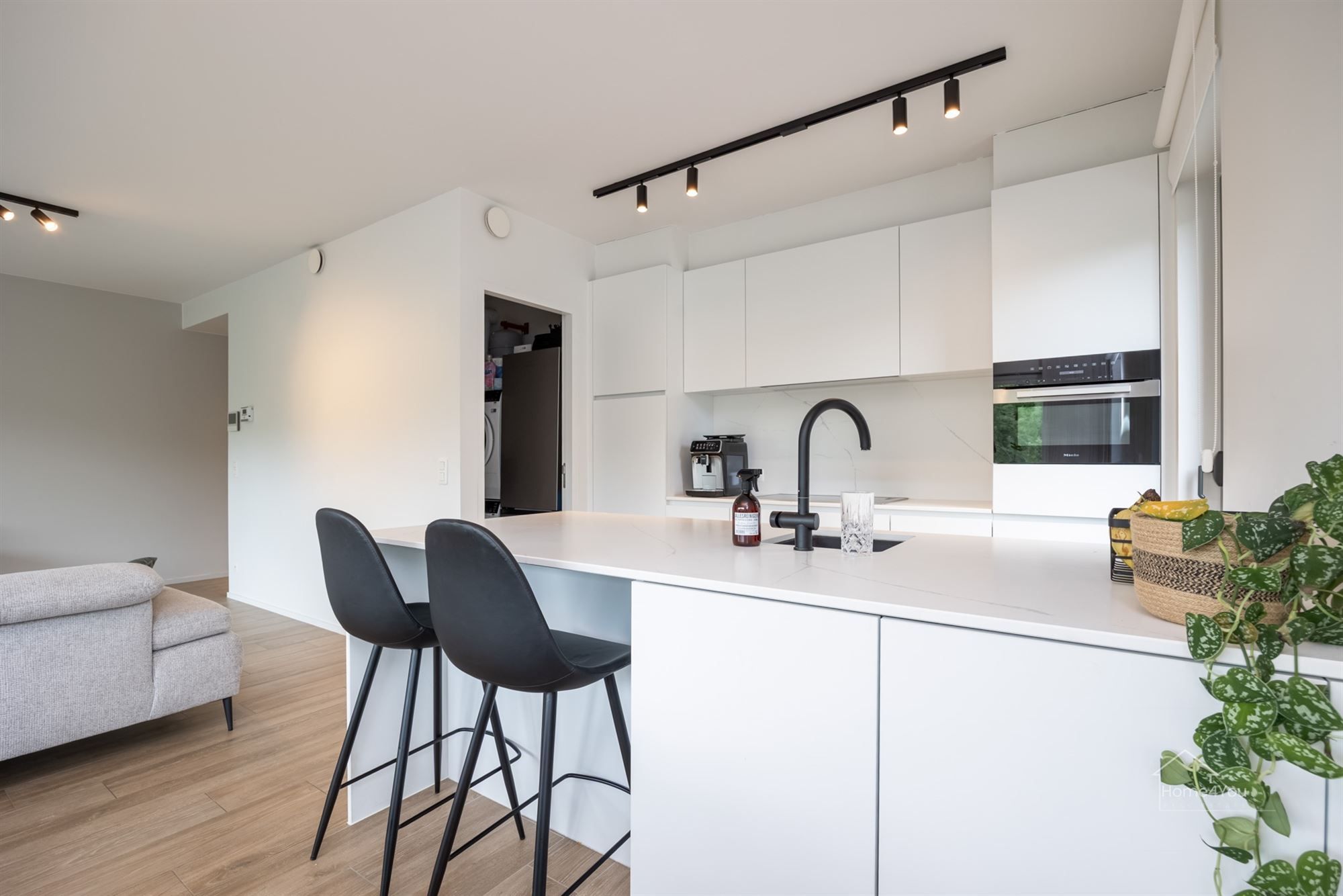 Hoogwaardig kwalitatief afgewerkt appartement met ruim terras en auto staanplaats foto 4