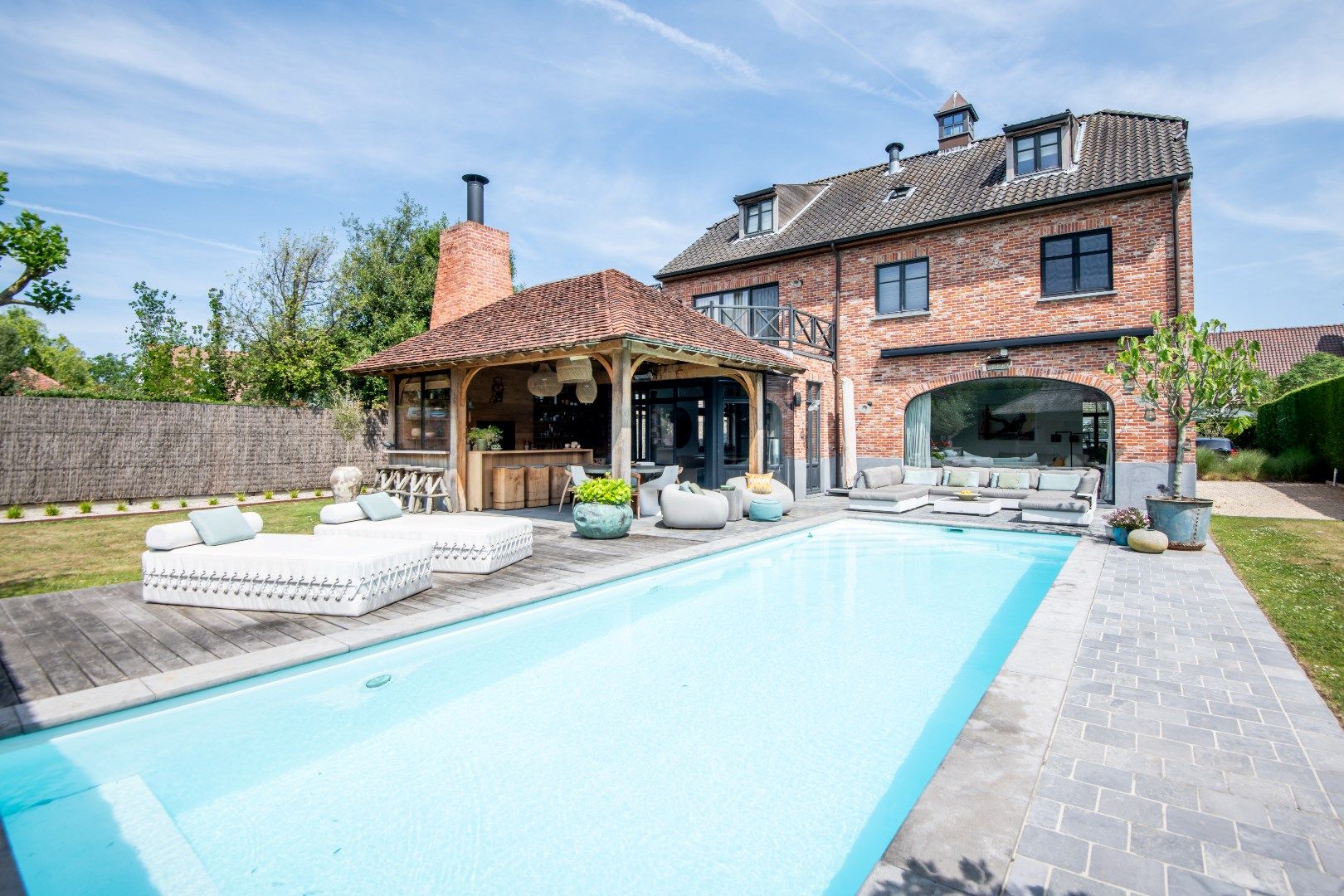Luxueus afgewerkte villa met  buitenzwembad. foto {{pictureIndex}}