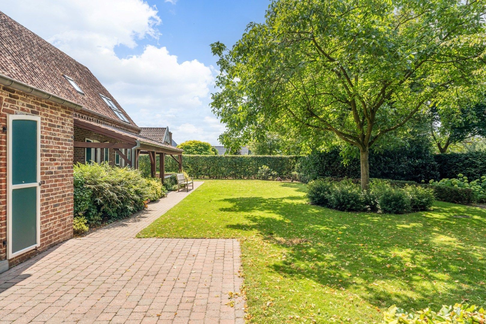 Ruim, karaktervol landhuis met parkachtige tuin op perceel van 16a29ca. foto 8