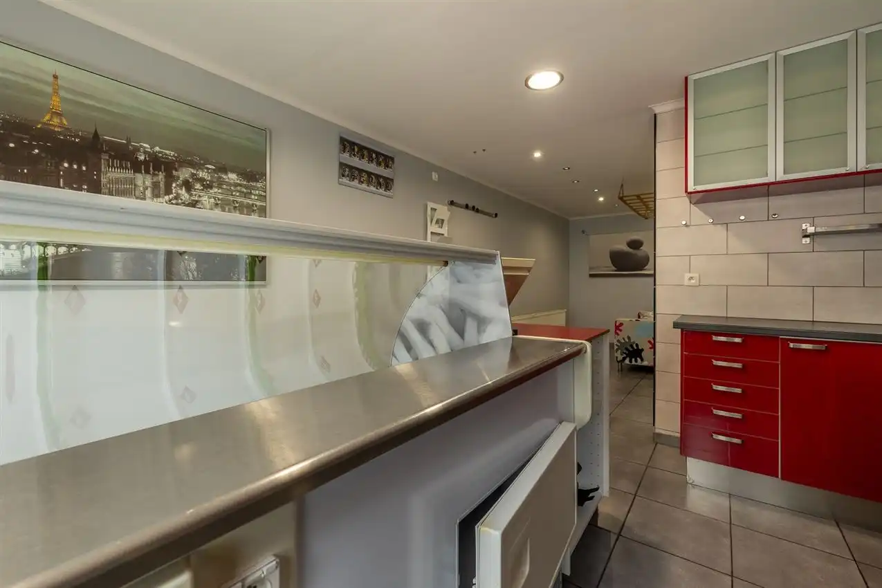 Handelswoonst met volledig uitgeruste frituur en appartement foto 10