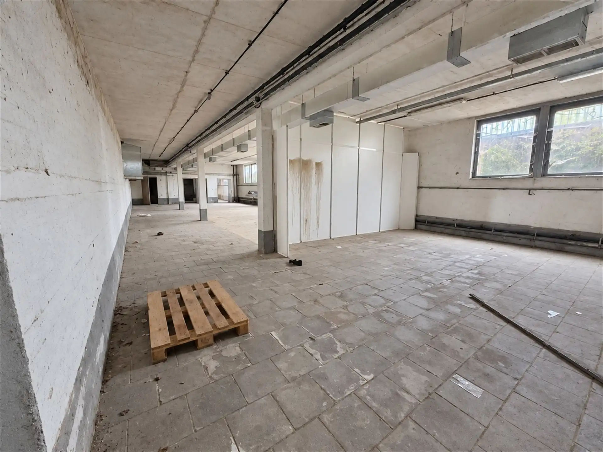 Magazijn van 2180m² ook opgesplits mogelijk foto 8