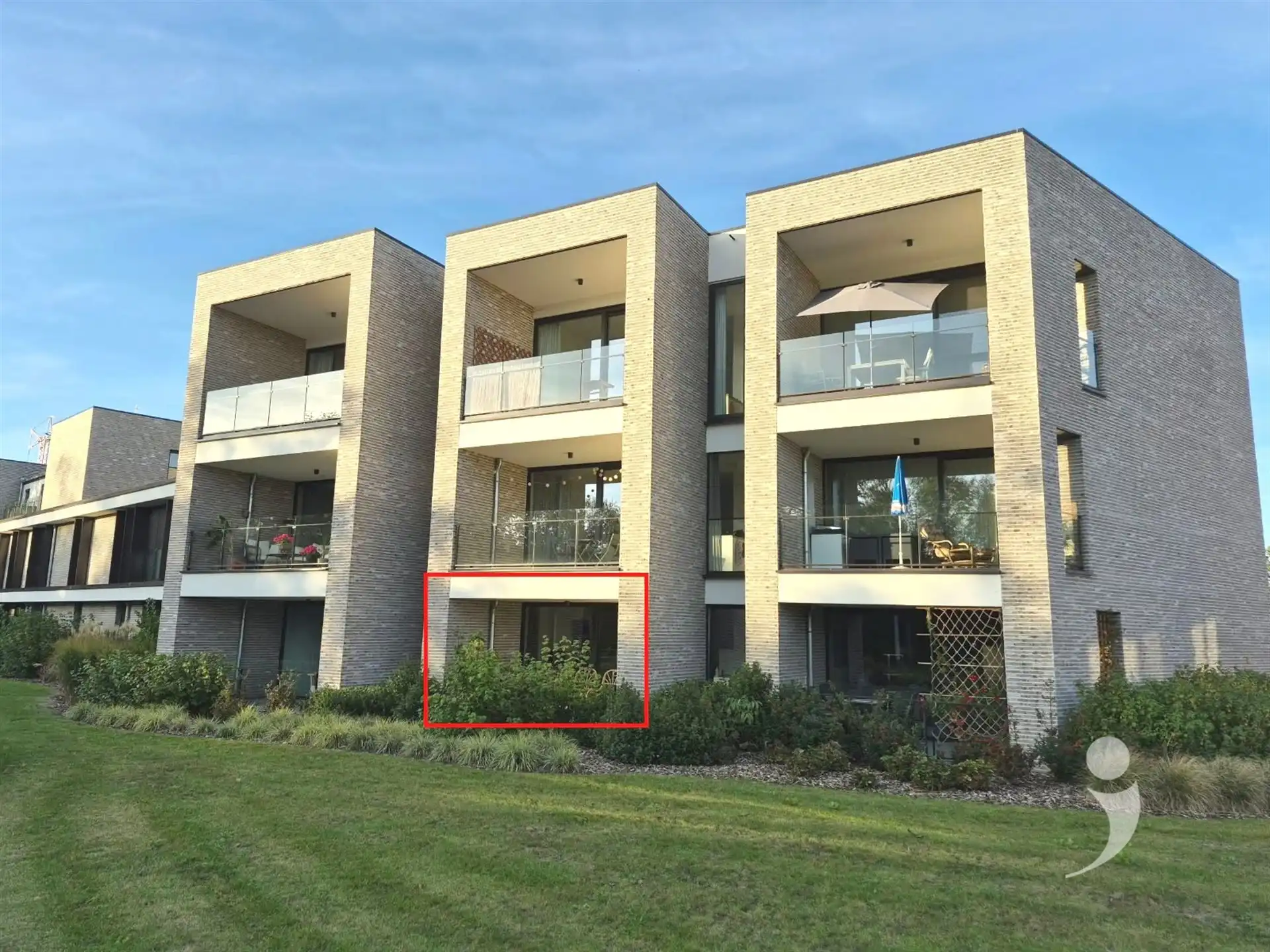 Recent gelijkvloers appartement met staanplaats voor de wagen foto {{pictureIndex}}