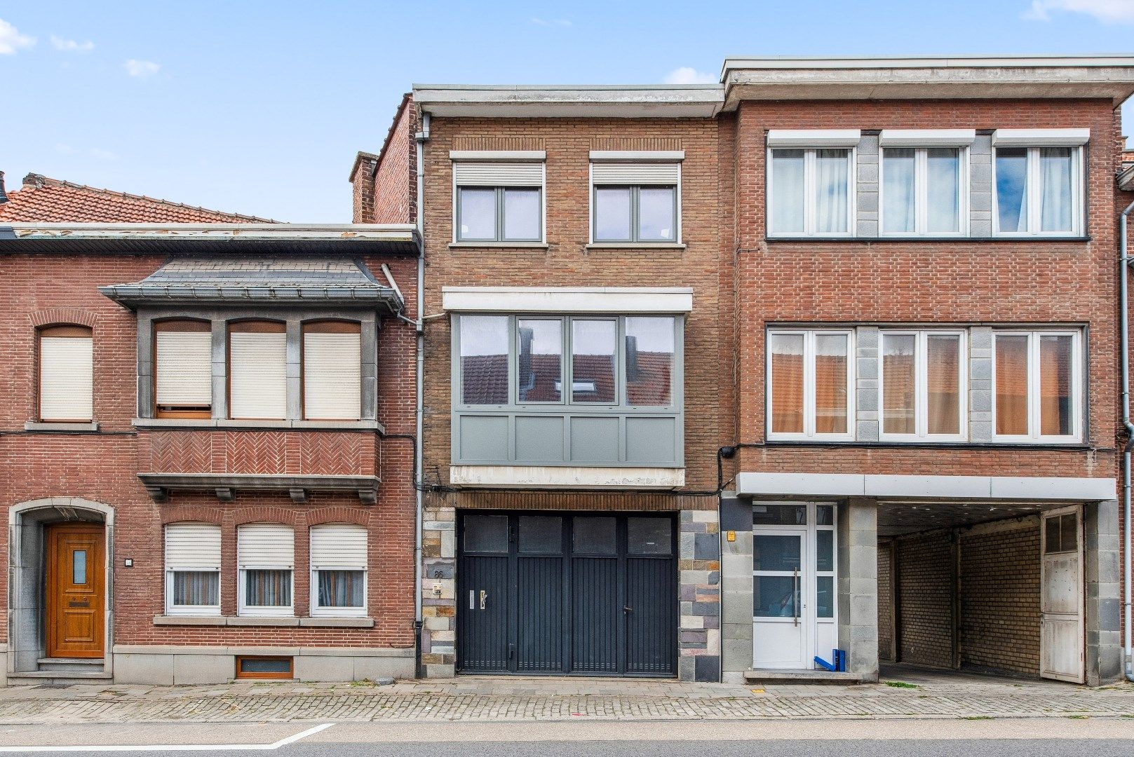 Hoofdfoto van de publicatie: Deels te renoveren bel-étage met ruime garage en potentieel