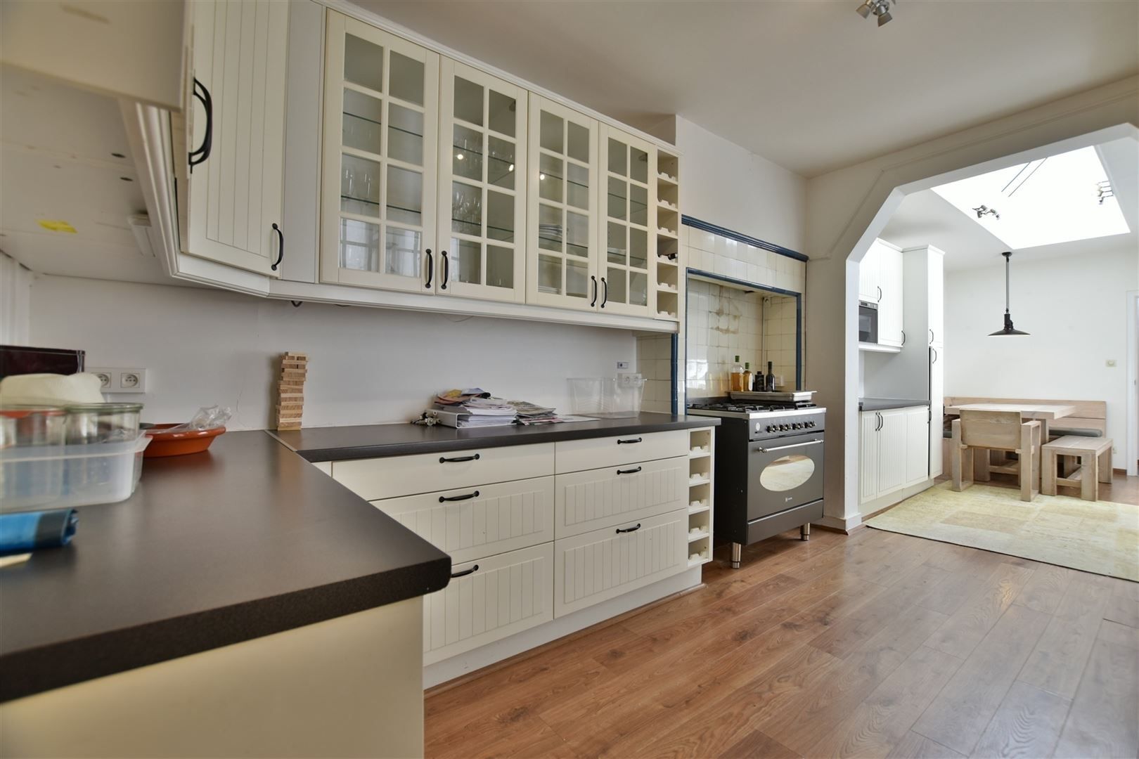 Karaktervolle, ruime woning met 6 slaapkamers, binnenkoer met jacuzzi en topligging! foto 7