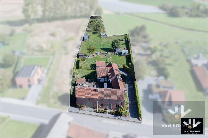 VOLLEDIG GERENOVEERDE HOEVE MET AUTHENTIEKE ELEMENTEN IN GROENE OMGEVING foto {{pictureIndex}}