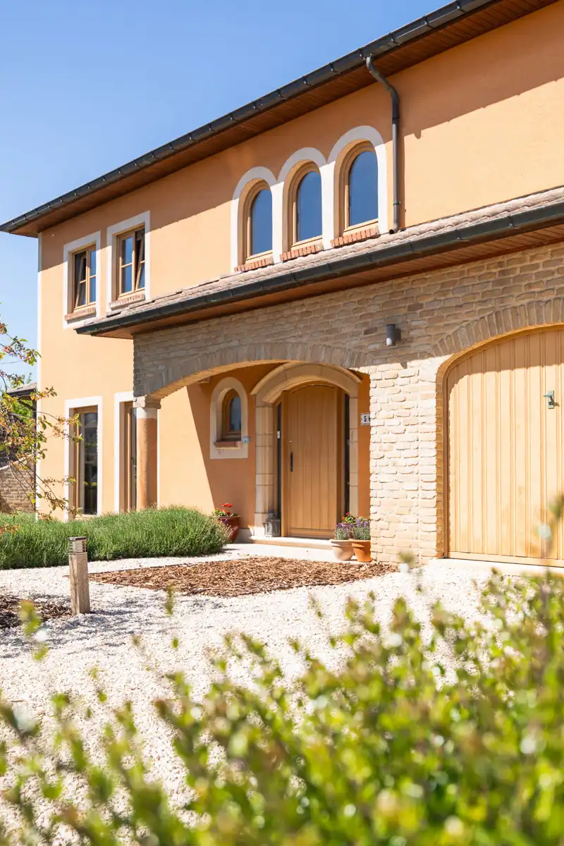 Rustig gelegen ruime villa in Spaanse stijl met grote tuin foto 3